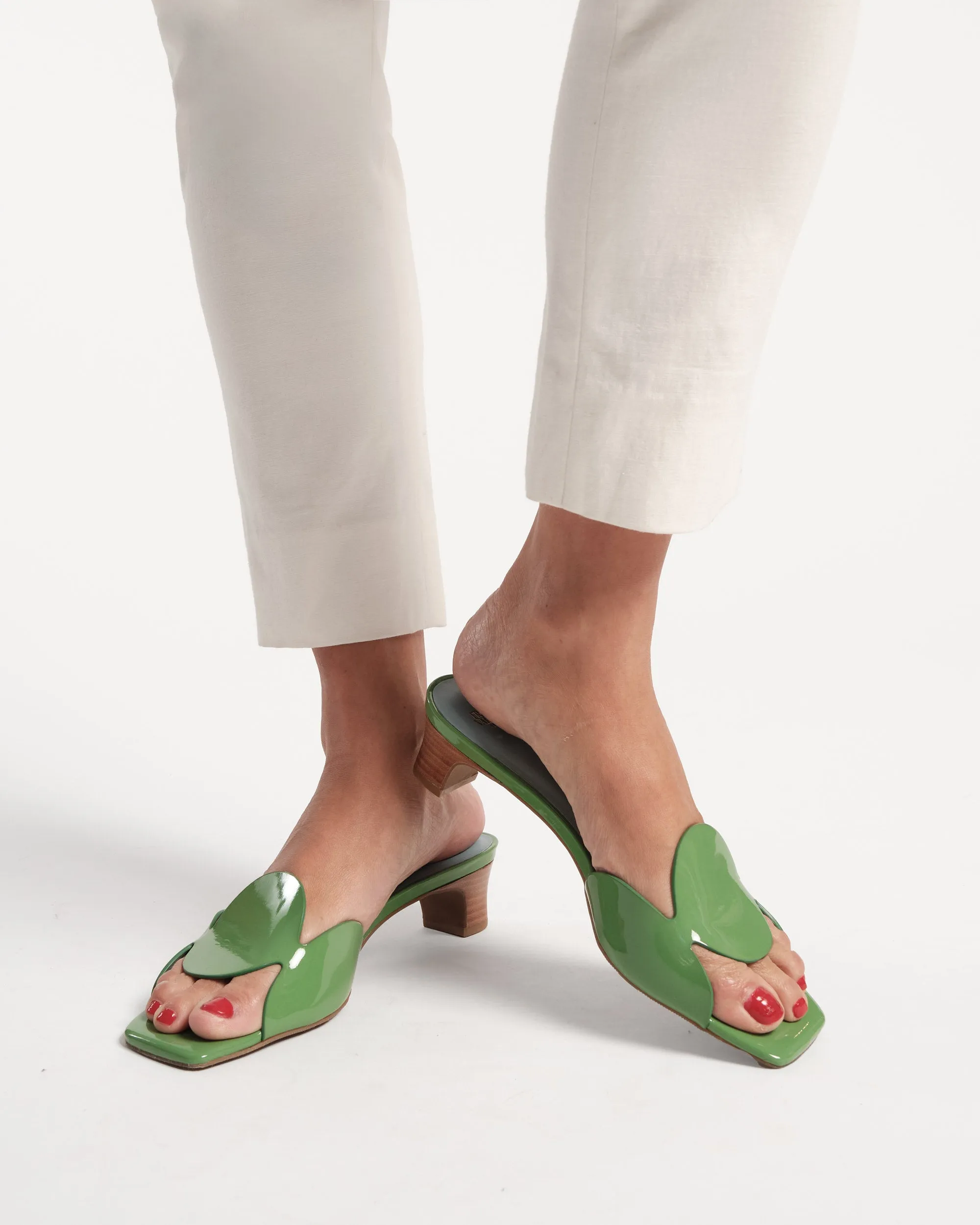 Sandy Circle - Slide Patent Green